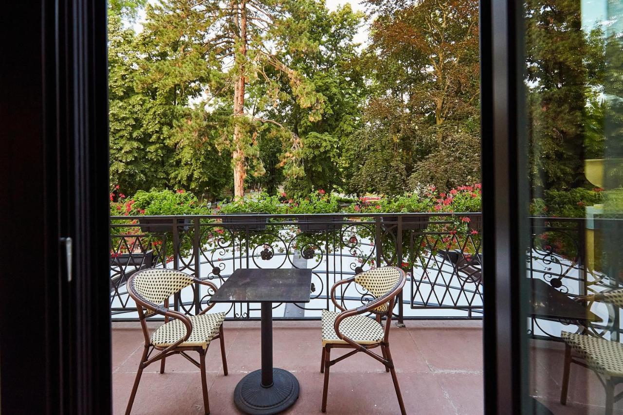 A Hoteli - Hotel Park Vrnjačka Banja المظهر الخارجي الصورة A balcony in Paris