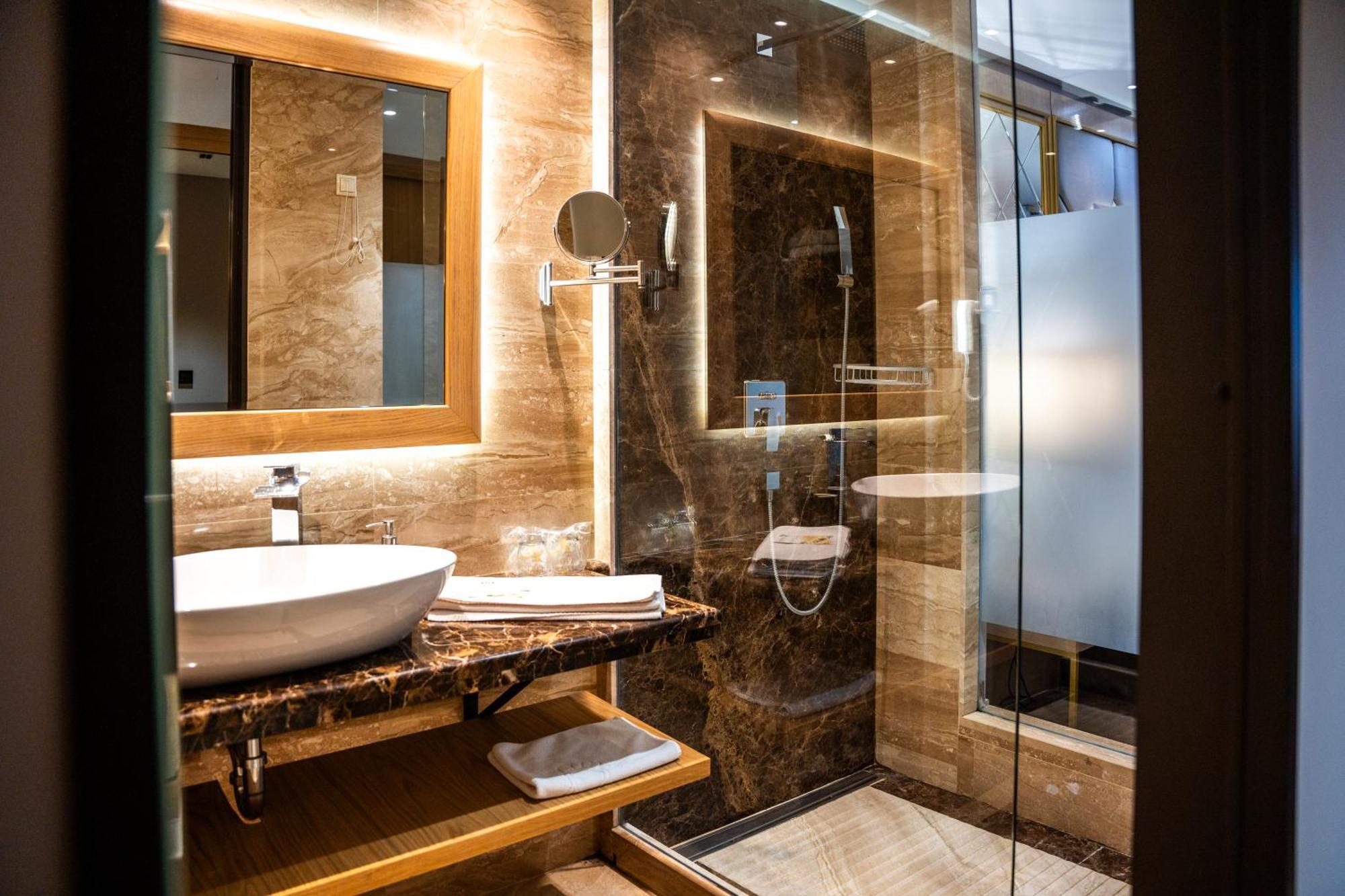 A Hoteli - Hotel Park Vrnjačka Banja المظهر الخارجي الصورة A bathroom in a hotel