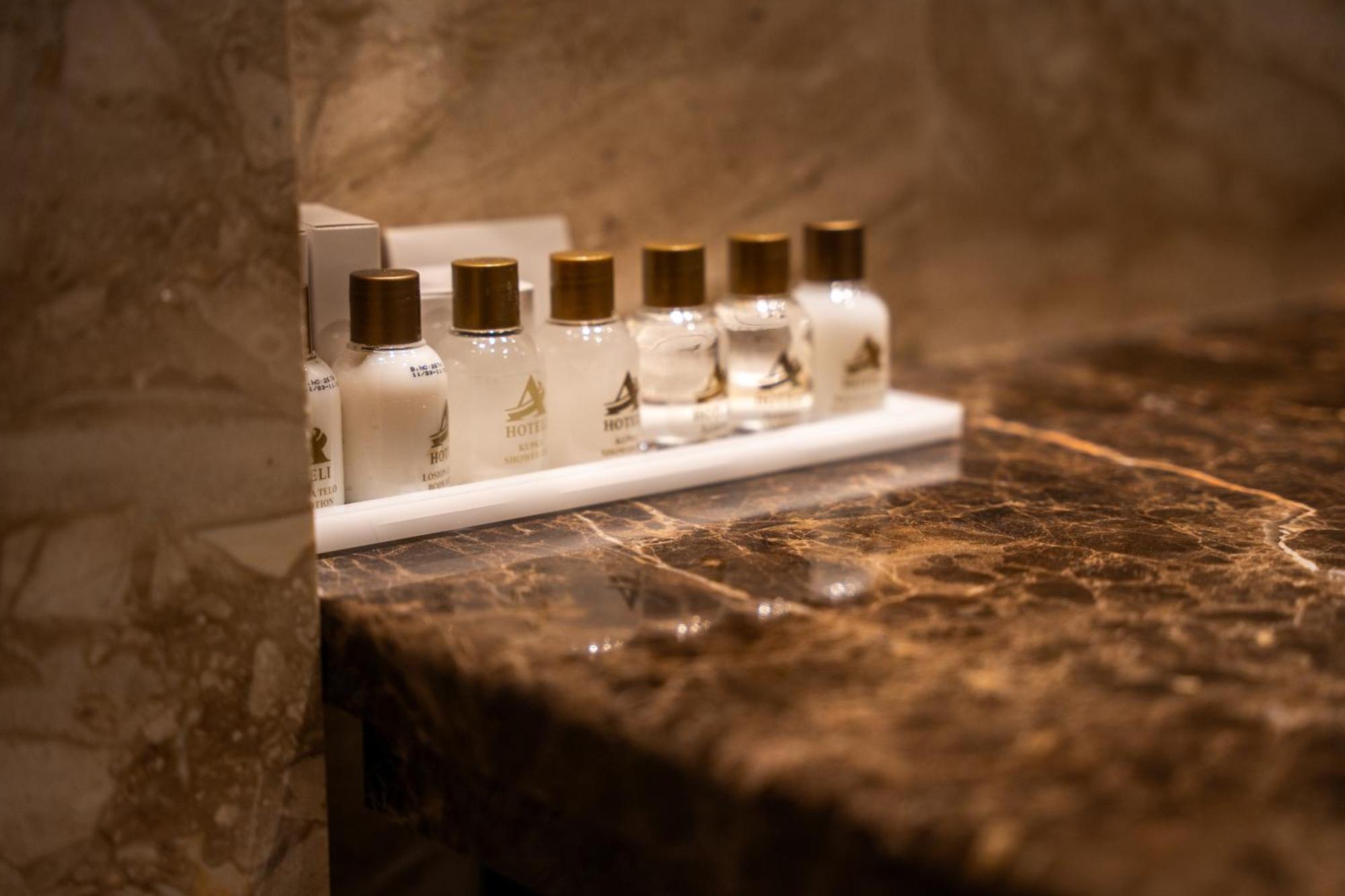 A Hoteli - Hotel Park Vrnjačka Banja المظهر الخارجي الصورة A collection of toiletries