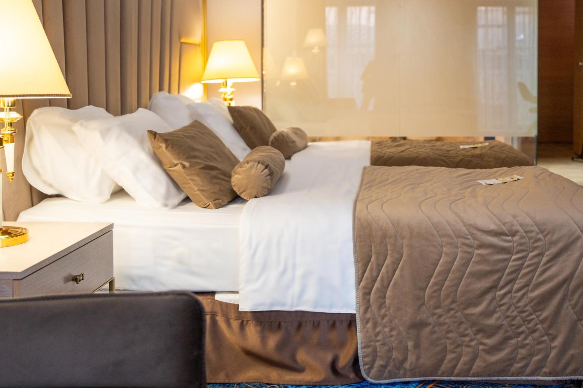 A Hoteli - Hotel Park Vrnjačka Banja الغرفة الصورة A bed with a bed skirt